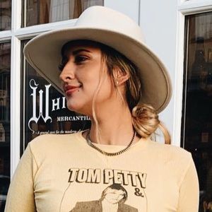 Meet your Posher, Cassandra